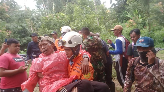 Tim SAR evakuasi 2 warga Kerinci yang 5 hari tersesat di hutan