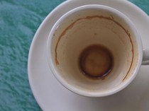 Ini 5 Cara Mudah Bersihkan Noda Kopi Membandel di Cangkir