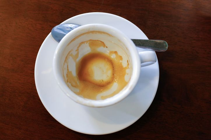 Ini 5 Cara Mudah Bersihkan Noda Kopi Membandel di Cangkir