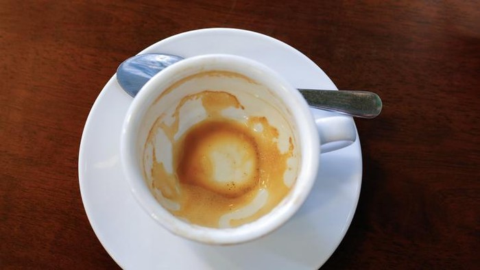Ini 5 Cara Mudah Bersihkan Noda Kopi Membandel di Cangkir