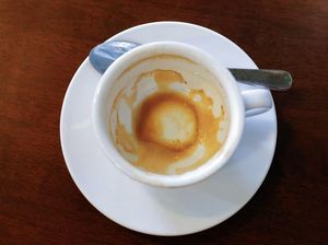 Biar Cangkir Bebas Noda Kopi, Coba Bersihkan Pakai 2 Bahan Ini