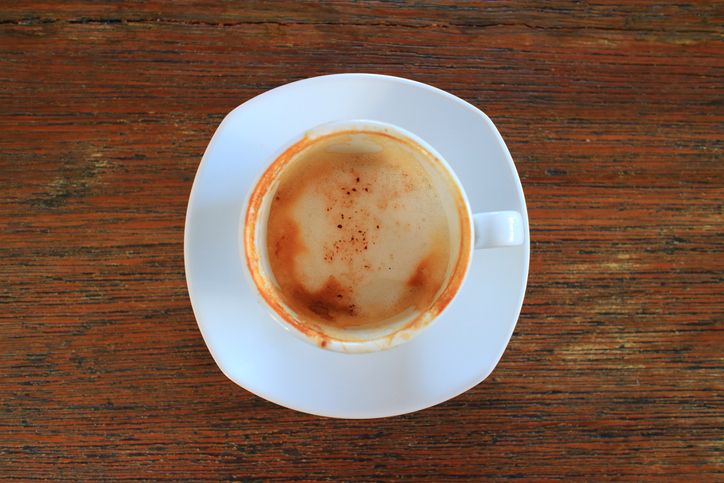 Ini 5 Cara Mudah Bersihkan Noda Kopi Membandel di Cangkir