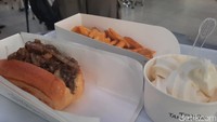 Toko Tahilalats menjual aneka makanan dengan menu utama hotdog. Salah satu yang paling favorit adalah phili otodog.Foto: Putu Intan/detikcom