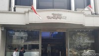Toko Tahilalats yang terletak di Jalan Braga Nomor 35 Kota Bandung, Jawa Barat. Bila dilihat dari luar, toko ini tampak seperti kafe pada umumnya yang memanfaatkan bangunan peninggalan Belanda. Foto: Putu Intan/detikcom