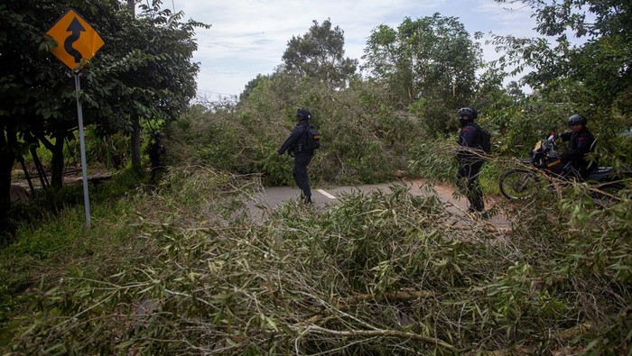 Sejumlah petugas yang tergabung dalam Tim Terpadu membersihkan pemblokiran jalan yang dilakukan oleh warga Pulau Rempang, Batam, Kepulauan Riau, Jumat (8/9/2023). Aksi pemblokiran jalan tersebut terkait pengembangan Pulau Rempang menjadi kawasan ekonomi baru dan rencana pemerintah yang akan merelokasi mereka ke wilayah lain. ANTARA FOTO/Teguh Prihatna/nz