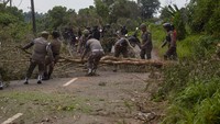 Sejumlah petugas yang tergabung dalam Tim Terpadu membersihkan pemblokiran jalan yang dilakukan oleh warga Pulau Rempang, Batam, Kepulauan Riau, Jumat (8/9/2023). 