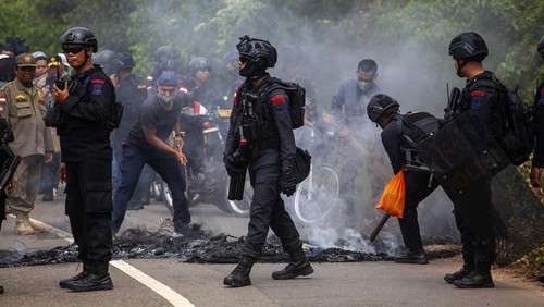 Sejumlah petugas yang tergabung dalam Tim Terpadu membersihkan pemblokiran jalan yang dilakukan oleh warga Pulau Rempang, Batam, Kepulauan Riau, Jumat (8/9/2023). Aksi pemblokiran jalan tersebut terkait pengembangan Pulau Rempang menjadi kawasan ekonomi baru dan rencana pemerintah yang akan merelokasi mereka ke wilayah lain. ANTARA FOTO/Teguh Prihatna/nz