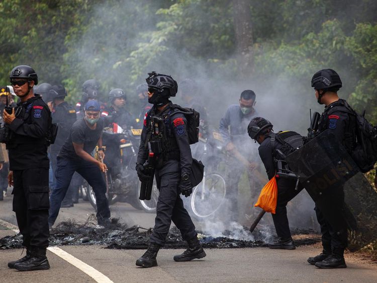 Tolak Relokasi Warga Pulau Rempang Batam Blokir Jalan