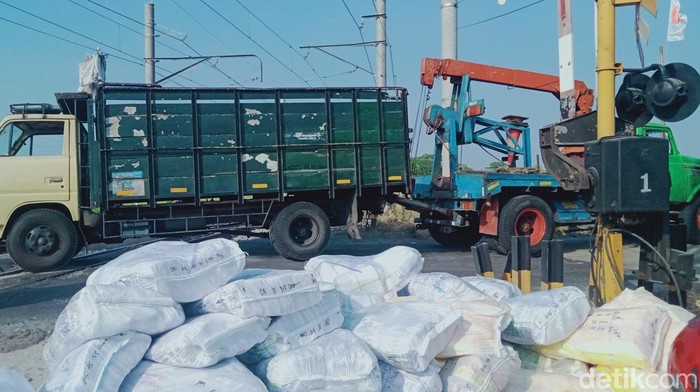 Truk mogok di perlintasan kereta api (KA) Pakis-Daleman, Kecamatan Wonosari, Klaten, dievakuasi truk derek, Jumat (8/9/2023).