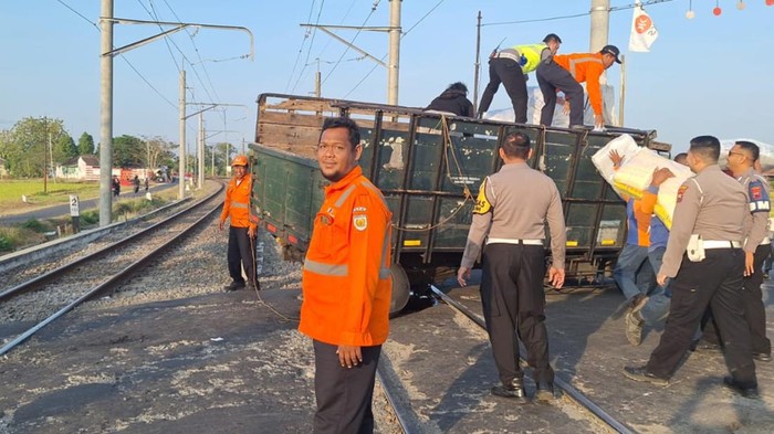 Truk mogok di lintasan kereta api (KA) di Pakis, Klaten, Jumat (8/9/2023) pagi.