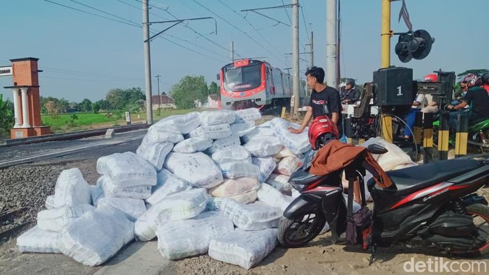 Truk patah as roda di perlintasan Pakis, Klaten, Jumat (8/9/2023) pagi. Perjalanan tiga KA terdampak.