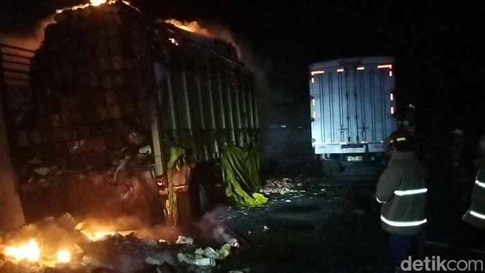 truk terbakar di kota probolinggo