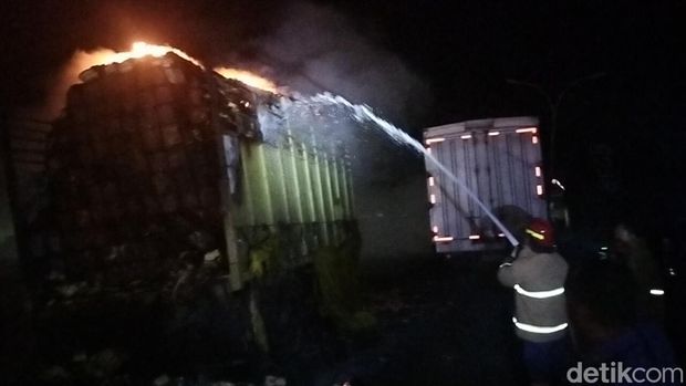 truk terbakar di kota probolinggo