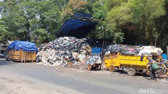 Tumpukan sampah di TPS Ambon Kota Bandung, Jumat (8/9/2023).