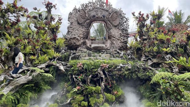 Jika mencari spot foto yang estetik dan instagramable di Bali, Sari Timbul Glass Factory menjadi pilihan yang tepat. Cantiknya kelewatan!