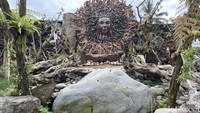 Spot foto utama di sini adalah kala rau dengan filosofi dari Dewi Bulan. Spot ini dilengkapi dengan kolam ikan dengan efek asap yang semakin memperindah tempat ini. Bergeser ke sisi lain, pengunjung akan menemukan spot foto medusa yang tak kalah indah.