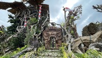 Patung barong yang besar menjadi jalan masuk ke Sari Timbul Glass Factory.