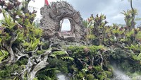 Sari Timbul Glass Factory terletak di Jalan Pujung Kaja, Sebatu, Tegalalang, Gianyar, Bali. Sari Timbul Glass Factory bisa ditempuh dengan kendaraan sekitar 1 jam dari Kota Denpasar dengan jarak 40 kilometer.