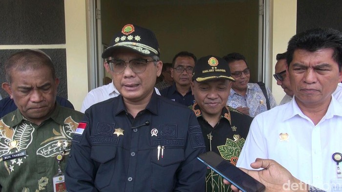 Wakil Menteri Pertanian RI Harvick Hasnul Qolbi saat memberikan keterangan usai melakukan kunjungan kerja di Ciasem, Subang.