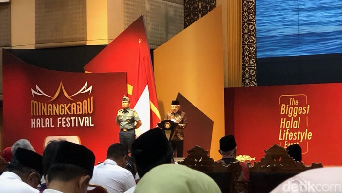 Wakil Presiden (Wapres) Maruf Amin saat membuka secara resmi Minangkabau Halal Festival 2023 di Auditorium UNP, Kota Padang. (M Afdhal Afrianto/detikSumut)