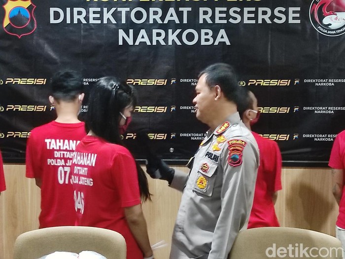 Wanita kurir sabu berinisial ES (33) di Ditres Narkoba Polda Jateng, Semarang, Jumat (8/9/2023).