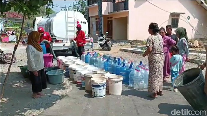 Warga antre dropping air bersih di Desa Kamal, Kecamatan Larangan, Brebes.