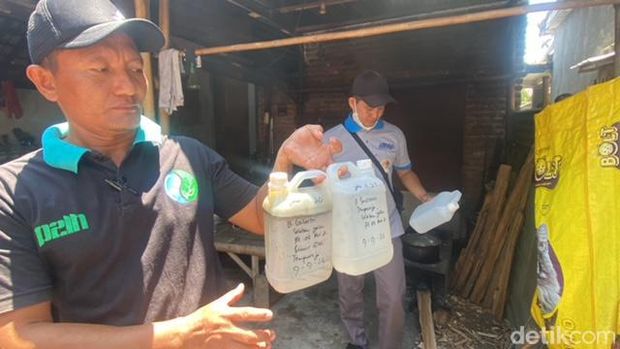 Air sumur warga Kediri Bau BBM hingga bisa terbakar saat disulut api