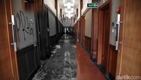 Bahkan dalam peristiwa itu fasilitas banyak yang hancur karena ulah dari massa anarko. Banyak halte yang dibakar, total ada 8 halte Transjakarta yang dibakar. Selain halte, kantor Kementerian ESDM juga ikut dijarah dan menjadi korban kerusakan peristiwa itu. Laptop dicuri hingga perusakan d kantor itu seperti kacah pecah.