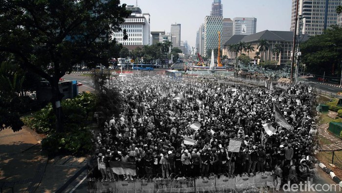 Masih ingat aksi rusuh di Jakarta yang terjadi di 2019-2020 lalu? Peristiwa itu dipicu karena penolakan Omnibus Law oleh oknum tak bertanggung jawab. Jelang Pilres 2024, aksi-aksi tak terpuji itu diharapkan tak terjadi lagi.

Pada Picture story kali ini, detikFoto menyajikan karya visual diptych kerusahan yang terjadi kala itu dengan pembanding foto-foto terkini di Jakarta.

Dalam dunia fotografi, Teknik Diptych kerap digunakan dengan menggabungkan dua foto untuk menceritakan sebuah kisah yang saling berhubungan menjadi satu frame agar menjadi sebuah cerita yang kuat.