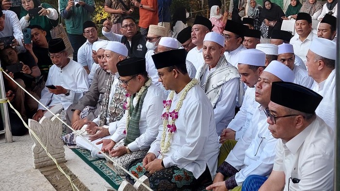 Anies dan Cak Imin di makam Sunan Ampel, Surabaya (Rumondang/detikcom).
