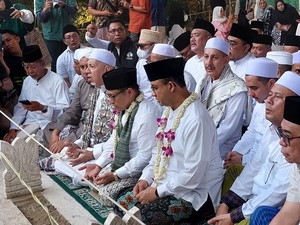 Anies-Cak Imin Ziarah ke Makam Sunan Ampel di Surabaya