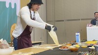 Beberapa kegiatan interaktif dan seru juga disuguhkan oleh chef Muto. Atraksi ala kungfu diperagakan olehnya, ia melakukan atraksi menggunakan spatula, pepper seeker, hingga pisau. Foto: detikcom/Yenny Mustika