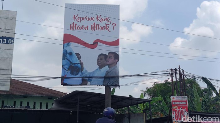 Baliho bergambar Prabowo dan Gibran terpasang di Bundaran Berkoh, Kecamatan Purwokerto Selatan, Kabupaten Banyumas, Sabtu (9/9/2023).
