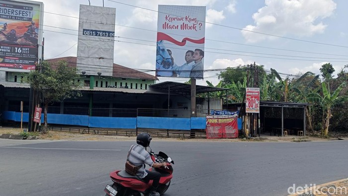 Baliho bergambar Prabowo dan Gibran terpasang di Bundaran Berkoh, Kecamatan Purwokerto Selatan, Kabupaten Banyumas, Sabtu (9/9/2023).