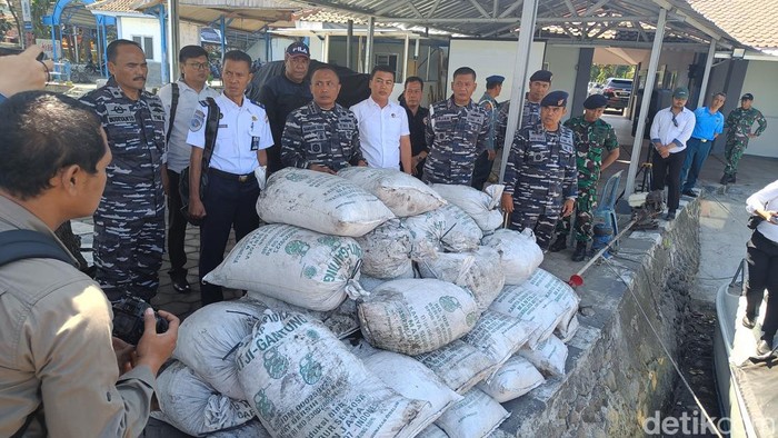 Barang bukti batu bara yang diamankan TNI Angkatan Laut dalam kasus pencurian di Dermaga Sleko, Cilacap, Sabtu (9/9/2023).