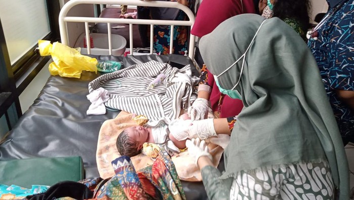 Bayi yang ditemukan dalam tas kresek di Ngaliyan Semarang, Sabtu (9/9/2023).
