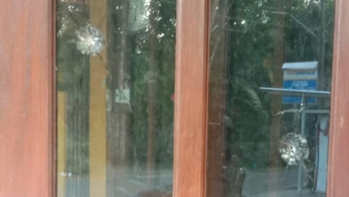 Bekas tembakan yang merusak kaca jendela rumah warga di Tayuban, Kulon Progo, DIY. Foto diunggah pada Sabtu (9/9/2023).