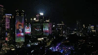 Gala Dinner KTT ke-43 ASEAN juga disirkan secara langsung lewat teknologi video tron yang dipantulkan di deretan gedung di kawasan SCBD, Jakarta. Sebanyak empat gedung menjadi canvas dari video mapping ini. Keren banget. Grandyos Zafna/detikcom
