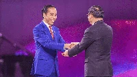 Kamis, (7/9/2023), Presiden Jokowi resmi menutup KTT ke-43 ASEAN. Jokowi langsung menyerahkan palu sidang kepada PM Laos Sonexay Siphandone untuk mandat keketuaan ASEAN di tahun berikutnya. ANTARA FOTO/Media Center KTT ASEAN 2023/Galih Pradipta/Aditya Pradana Putra