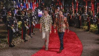 Para delegasi dan pimpinan negara di Gala Dinner KTT ASEAN terlihat kompak mengenakan batik. Siapa saja? Pertama ada PM Kanada Justin Trudeau beserta sang putra Xavier yang terlihat kompak mengenakan batik. Lanjut, adapula Sultan Brunei Darussalam Hassanal Bolkiah dan Pangeran Badul Mateen. Perdana Menteri Singapura Lee Hsien Loong dan Ibu Ho Ching terlihat semringah. Wapres AS Kamala Harris juga tebar senyum lebar saat mengenakan batik.