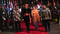 Jelang penutupan, Gala Dinner KTT ke-43 ASEAN digelar di Hutan Kota GBK, Jakarta. Presiden Jokowi dan Ibu Negara Iriana hadir mengenakan baju adat Betawiyang terlihat sangat serasi. ANTARA FOTO/Media Center KTT ASEAN 2023/Aditya Pradana Putra 