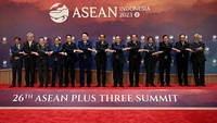 Presiden Jokowi berfoto bersama saat diskusi ASEAN Plus Three Summit ke-26. Sejumlah negara ASEAN pun sepakat mengurangi ketergantungan negara kawasan terhadap Dolar AS sebagai langkah mempermudah investasi dan transaksi antar negara. Indonesia lewat Bank Indonesia, Bank Negara Malaysia dan Bank of Thailand. Media Center KTT ASEAN 2023/Zabur Karuru