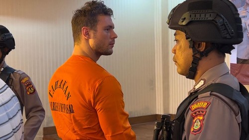 Bule Rusia bernama Chepurko Artem yang menganiaya seorang warga lokal saat diamankan di Polsek Kuta Selatan, Sabtu (Sabtu (9/9/2023). (Foto: Aryo Mahendro/detikBali)