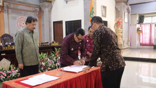 Bupati Tabanan I Komang Gede Sanjaya menandatangani persetujuan bersama Pemkab dan DPRD Tabanan tentang RAPBD Perubahan 2023, Sabtu (9/9/2023). (Humas Pemkab Tabanan)