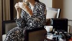 Cantiknya Pamela Bowie yang Doyan Ngopi dan Santap Makanan Bali