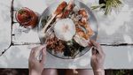 Cantiknya Pamela Bowie yang Doyan Ngopi dan Santap Makanan Bali