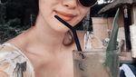 Cantiknya Pamela Bowie yang Doyan Ngopi dan Santap Makanan Bali