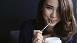 Cantiknya Pamela Bowie yang Doyan Ngopi dan Santap Makanan Bali