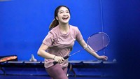 Chandrika Chika tampak asyik main bulutangkis. (Foto: dok Instagram)
