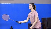 Chandrika Chika terlihat memakai setelan warna peach pink ketika di lapangan bulutangkis. (Foto: dok Instagram)